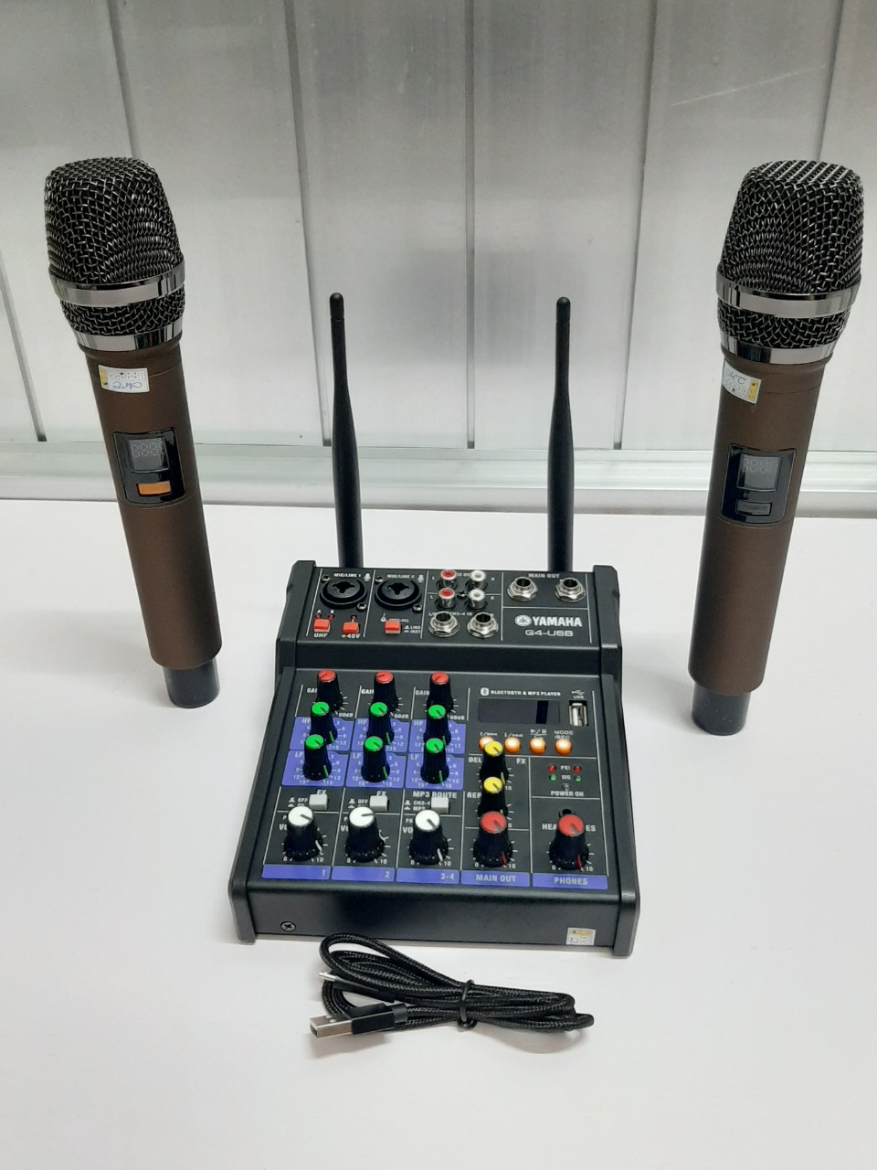 Bàn Mixer G4 live stream được hỗ trợ màn hình LED có bluetooth kiêm 2 mic không dây tiện cho oto loa kéo và các loa khác