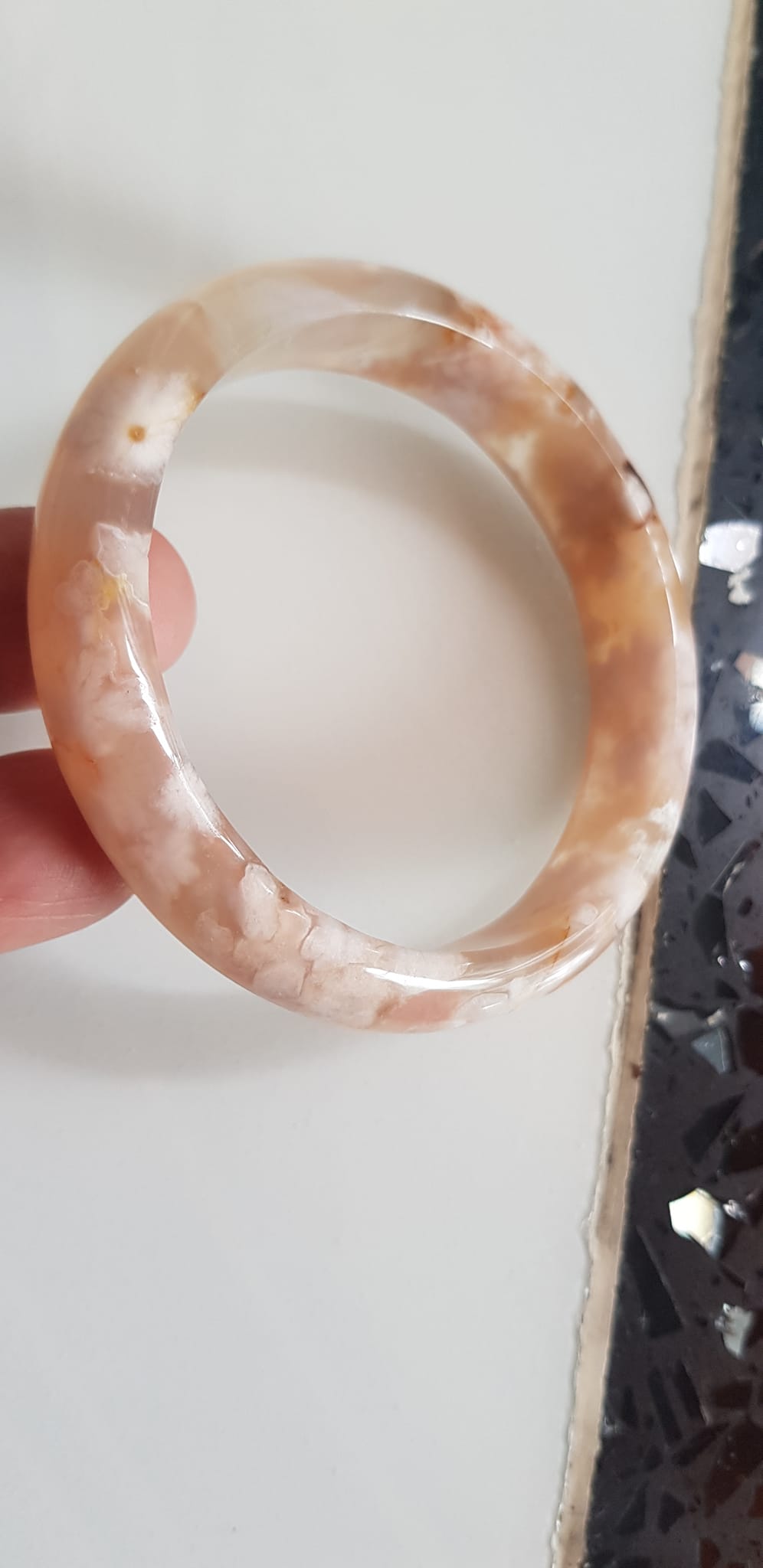 VÒNG Tay Nữ Bản Hẹ Đá Mã Não Bông Hoa Tuyết đều bóng đẹp Vòng Ni 53mm x Cao 12mm x dầy 7mm Nữ cân nặng 50kg - 55kg đeo ạ