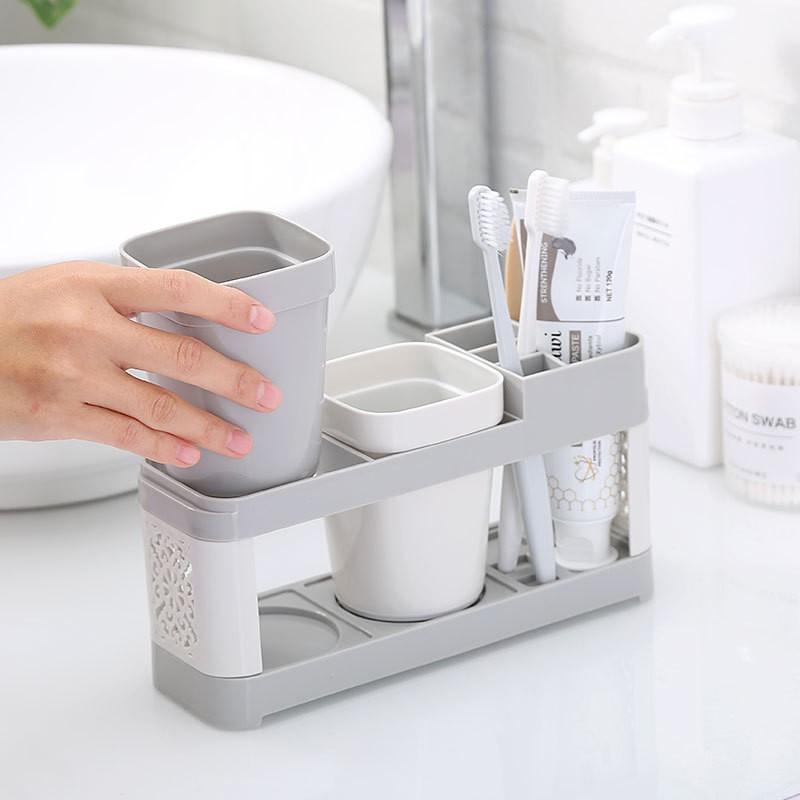 Khay đựng 2 ly và bàn chải đánh răng