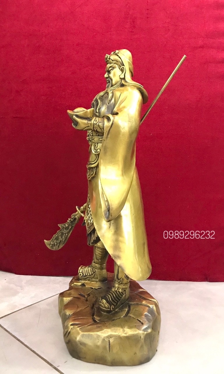 Tượng quan công đứng càm thỏi vàng bằng đồng