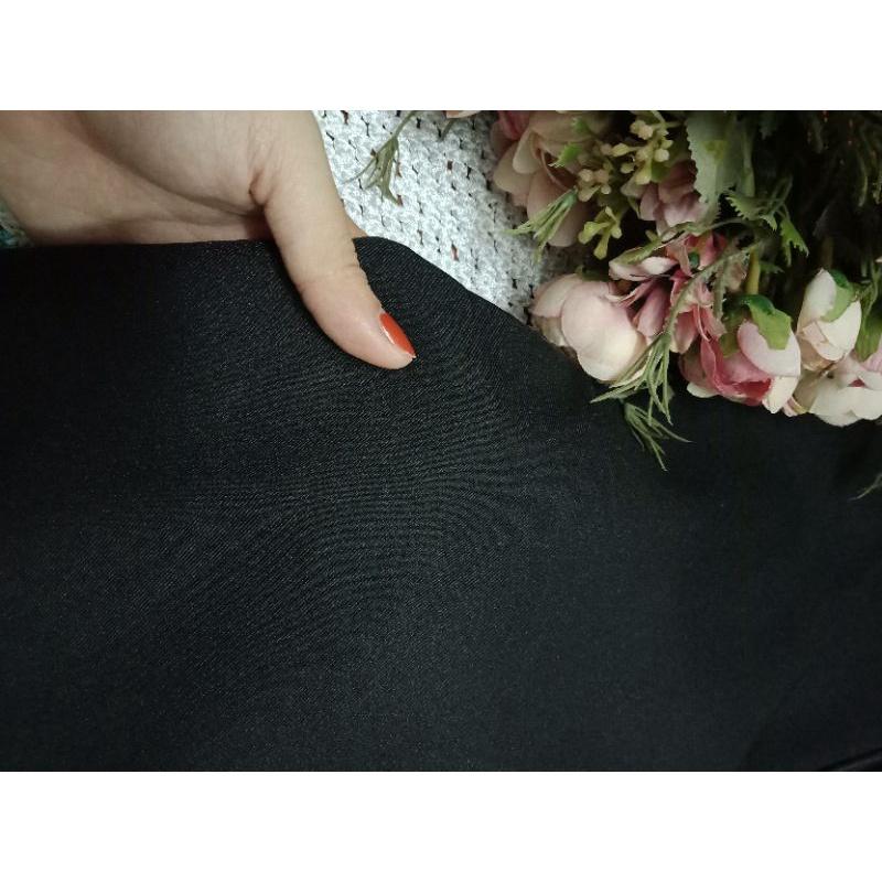 Đầm đen cổ V