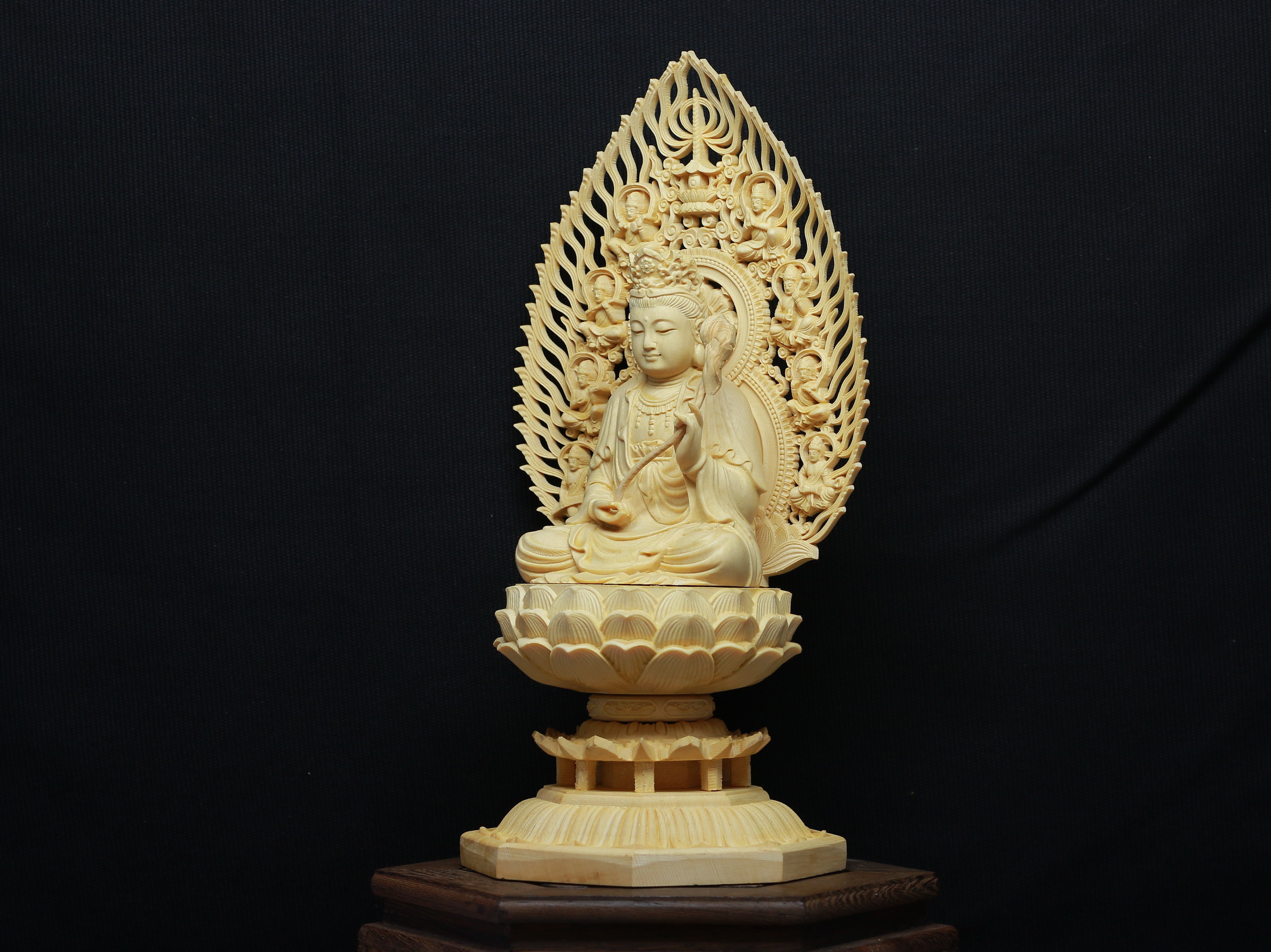 Tượng Đại Thế Chí Bồ Tát Ngồi Đài Sen- làm bằng gỗ Hoàng Dương- kích thước