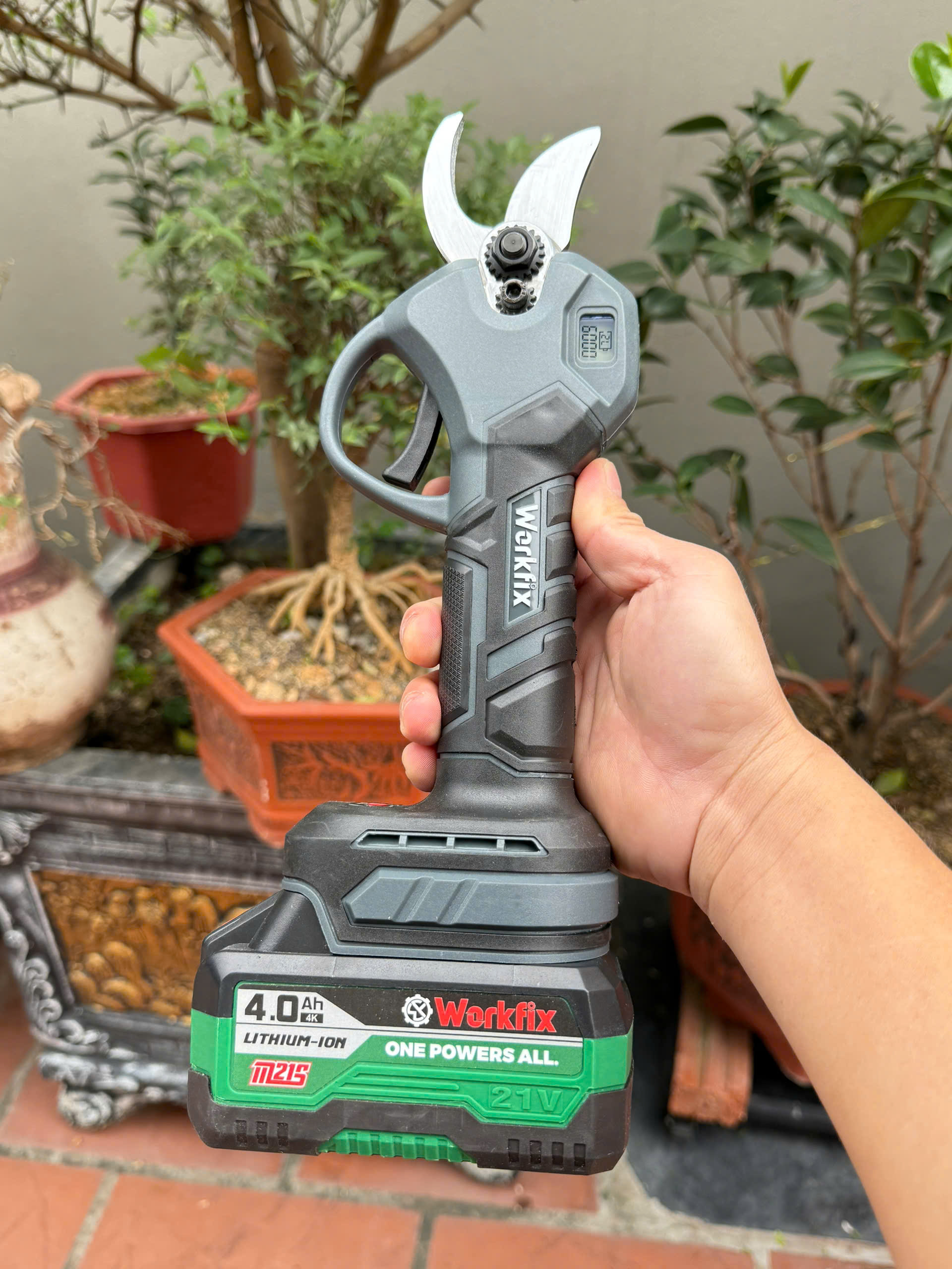 Kéo cắt cành pin WORKFIX WF-CP30BL, Động cơ Không chổi than, Màn hình led hiển thị, Cắt 3cm