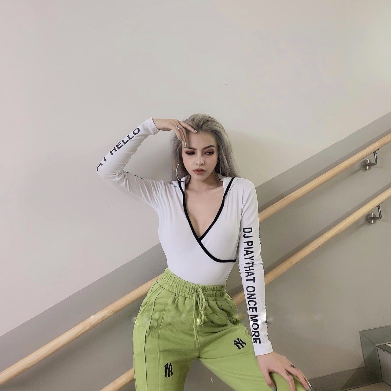 Áo thun body có nón tay dài in chữ