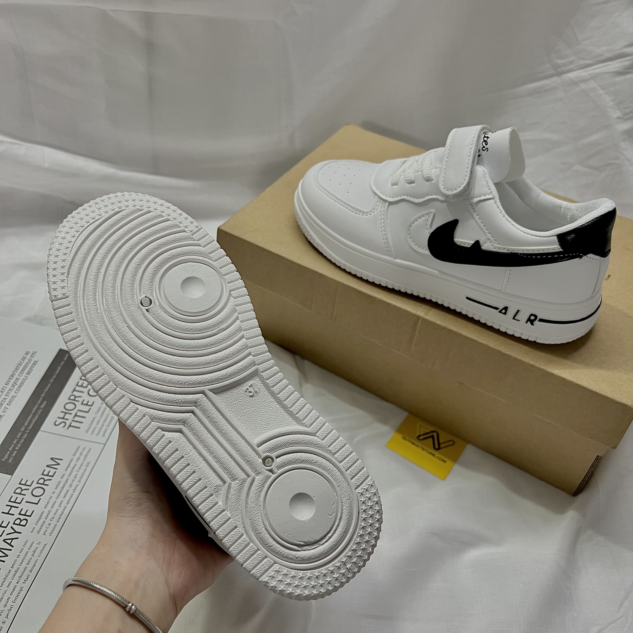 Giày Thể Thao Em Bé Trai Gái Móc Màu Trắng Đen Nai Duy Nhật Store Sang Uzzang Đẹp Êm Sneaker Bata Trend Size Lớn Dán Dây