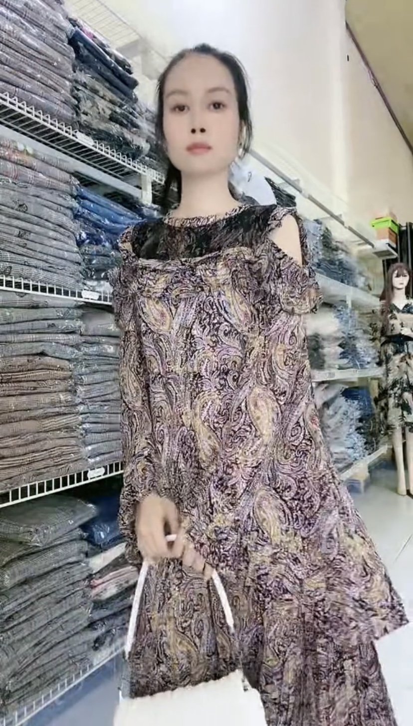 Đầm hở vai xếp ly tay cánh quạt quý phái mát mẻ vừa nữ tính vừa giúp thon gọn bắp tay