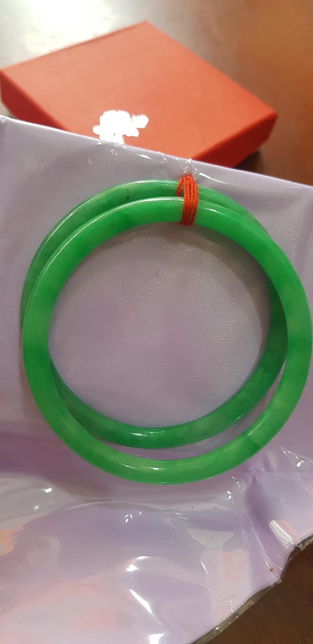 Cặp vòng cẩm thạch cọng Tròn T A Đẹp Sao N 55mm x dầy 5,2mm Cặp màu xanh Ngọc Tươi đều đẹp Nữ cân nặng tầm 54kg - 64kg đeo đẹp xinh tay ạ