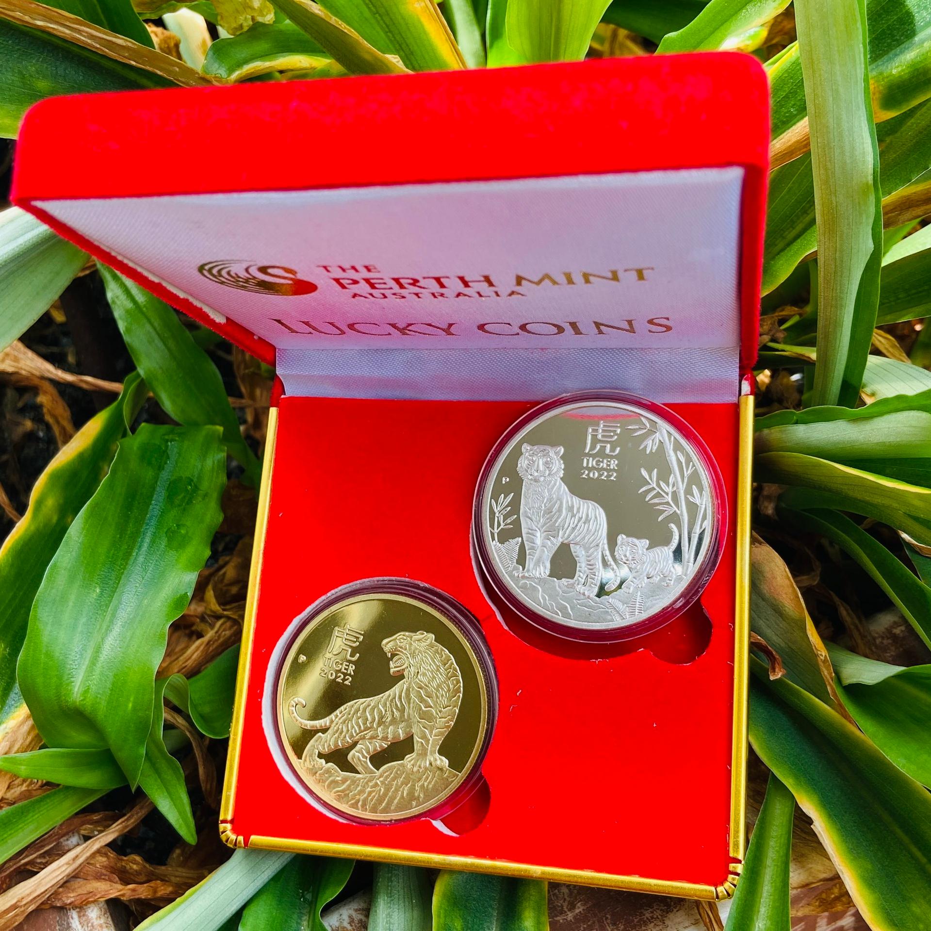 Quà tặng khách hàng Tết 2022: Cặp Tiền Xu Con Hổ Vàng Và Bạc Úc - tặng hộp nhung đỏ đầy ý nghĩa