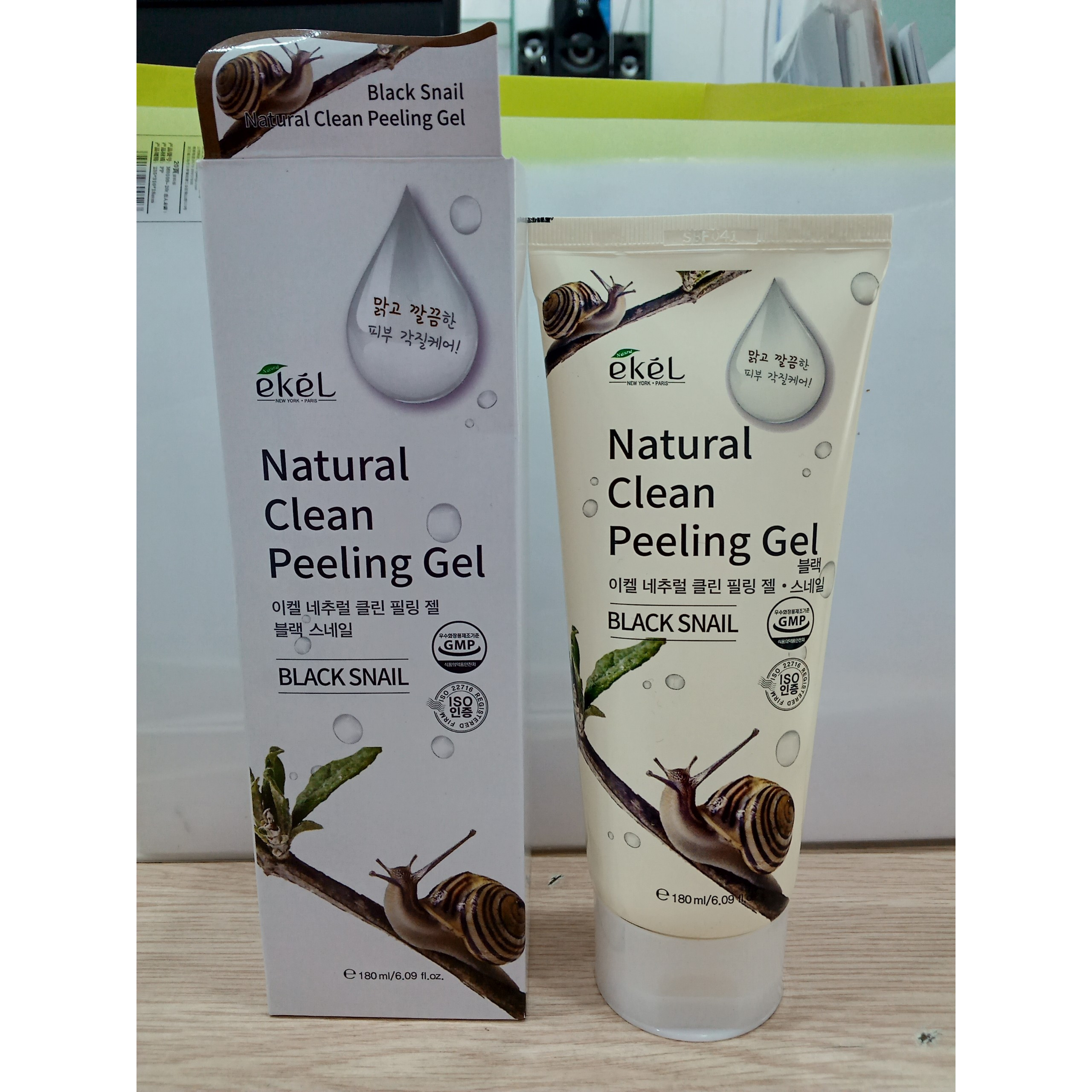 Gel Tẩy Tế bào Chết Ốc Sên Đen - Ekel Natural Clean Peeling Gel Black Snail 180ml (Tặng 2 mặt nạ Jant Blanc)