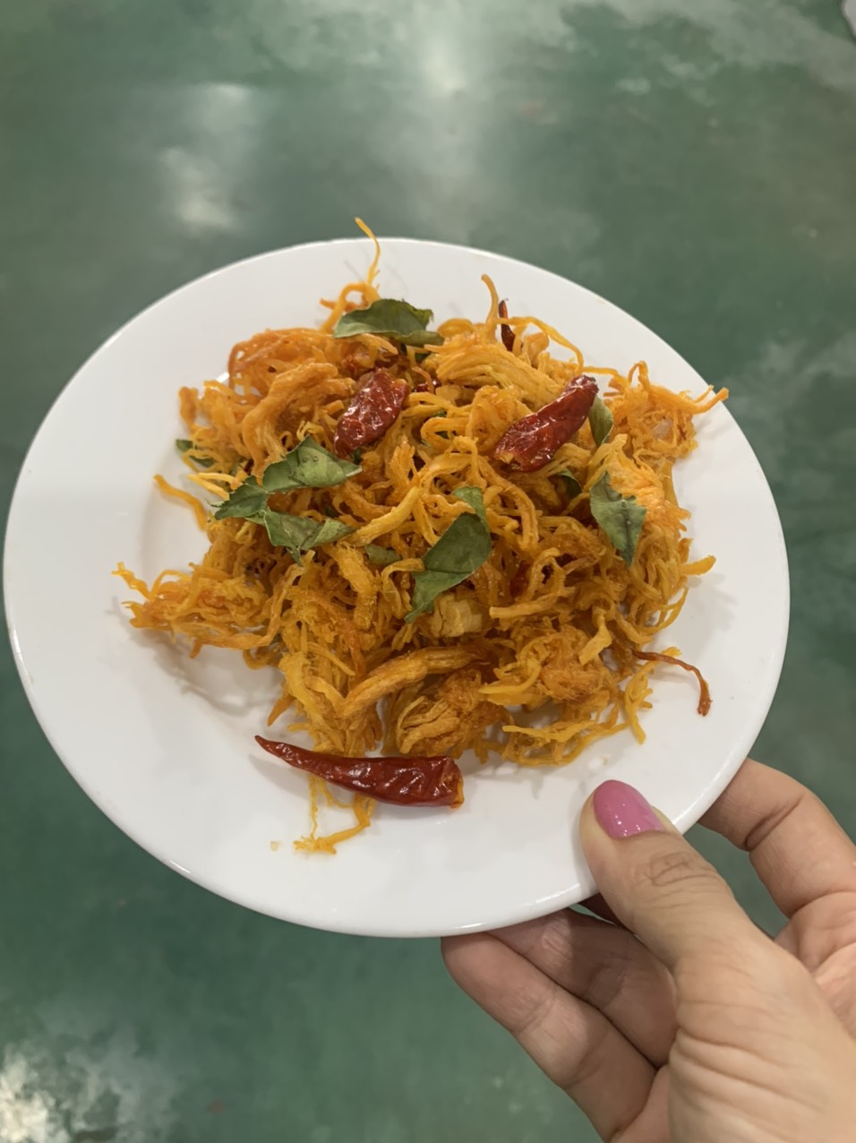 Khô gà lá chanh xé cay sợi dai thơm ngon - Túi 500g
