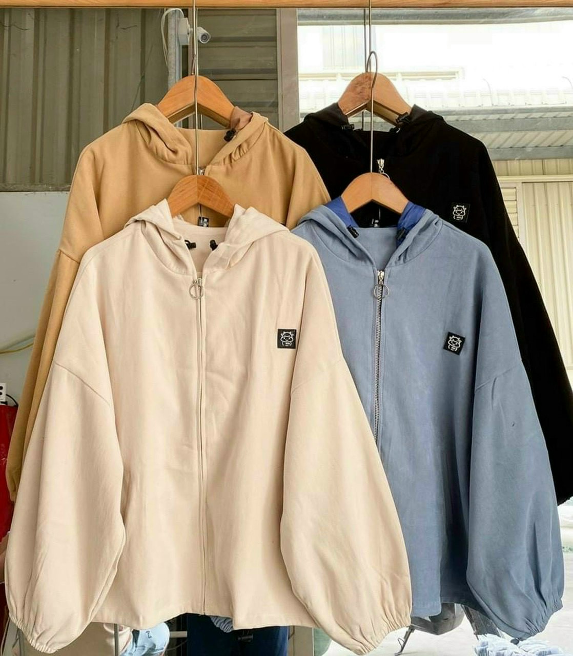 Áo Khoác Da Lộn Kiểu Nữ Unisex 2 Lớp Lót dù - Tay Chá Dơi-Có Nón Và Khóa Kéo Zip-Logo Thêu Cực Nét- Thu Đông