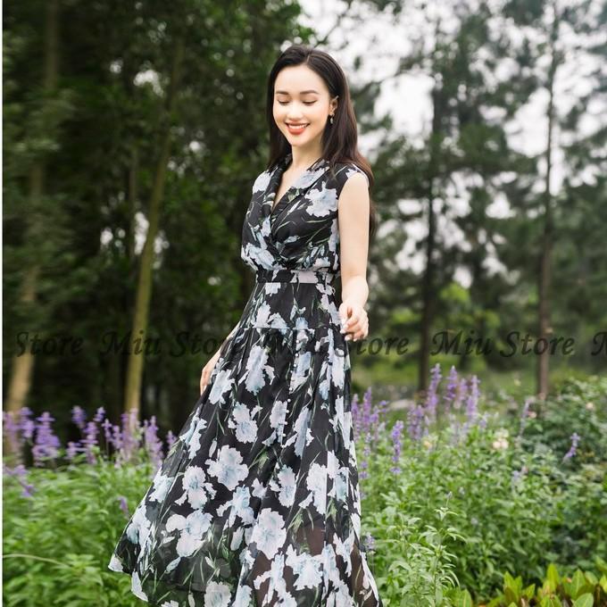 Đầm maxi hoa hồng nền đen vạt xẻ đính cúc ngọc D00179