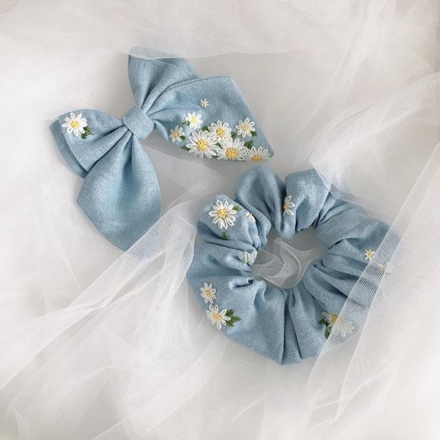 Nơ và scrunchies linen xanh da trời thêu cúc hoạ mi