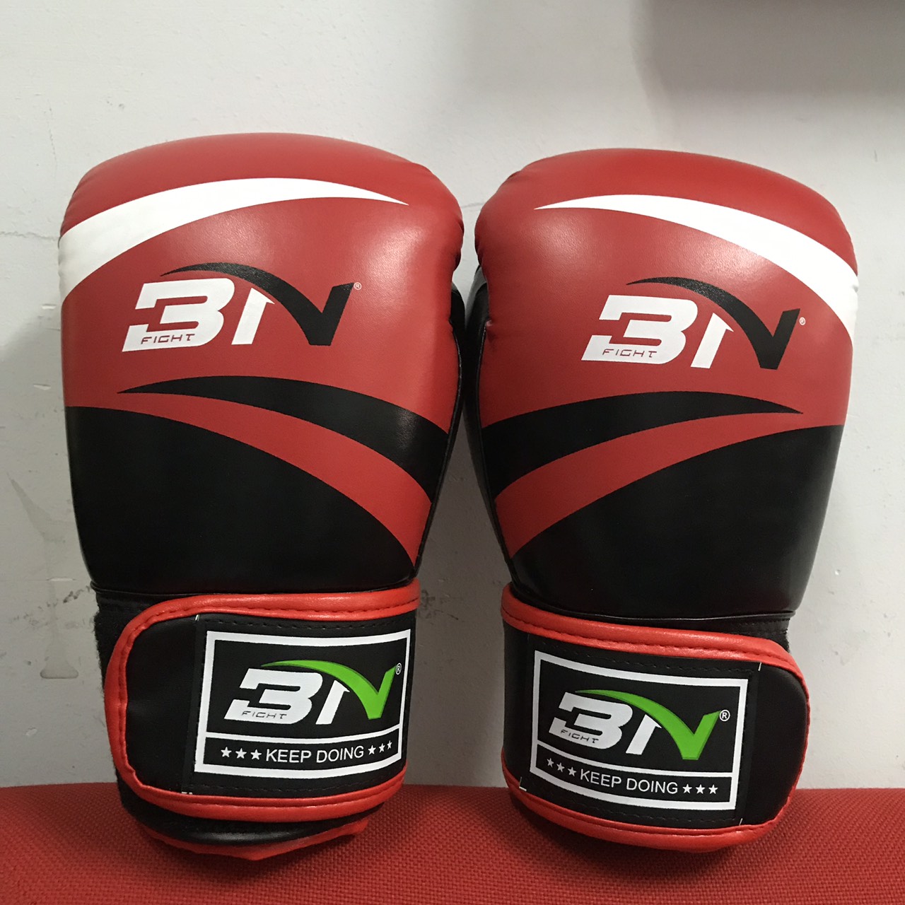 Găng Boxing BN-VN Keep doing cao cấp có 03 size và 2 màu lựa chọn – đỏ đen – 10oz 45kg – 60kg