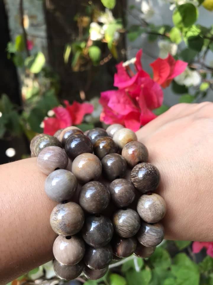 Vòng Gỗ Hóa Thạch Màu Vân Tự Nhiên Bóng Đẹp Nam Đeo size 13mm Màu Trắng Nâu Sáng Bóng Vàng Nhẹ Nam đeo vào tay đẹp sang tốt rẻ nữa ạ