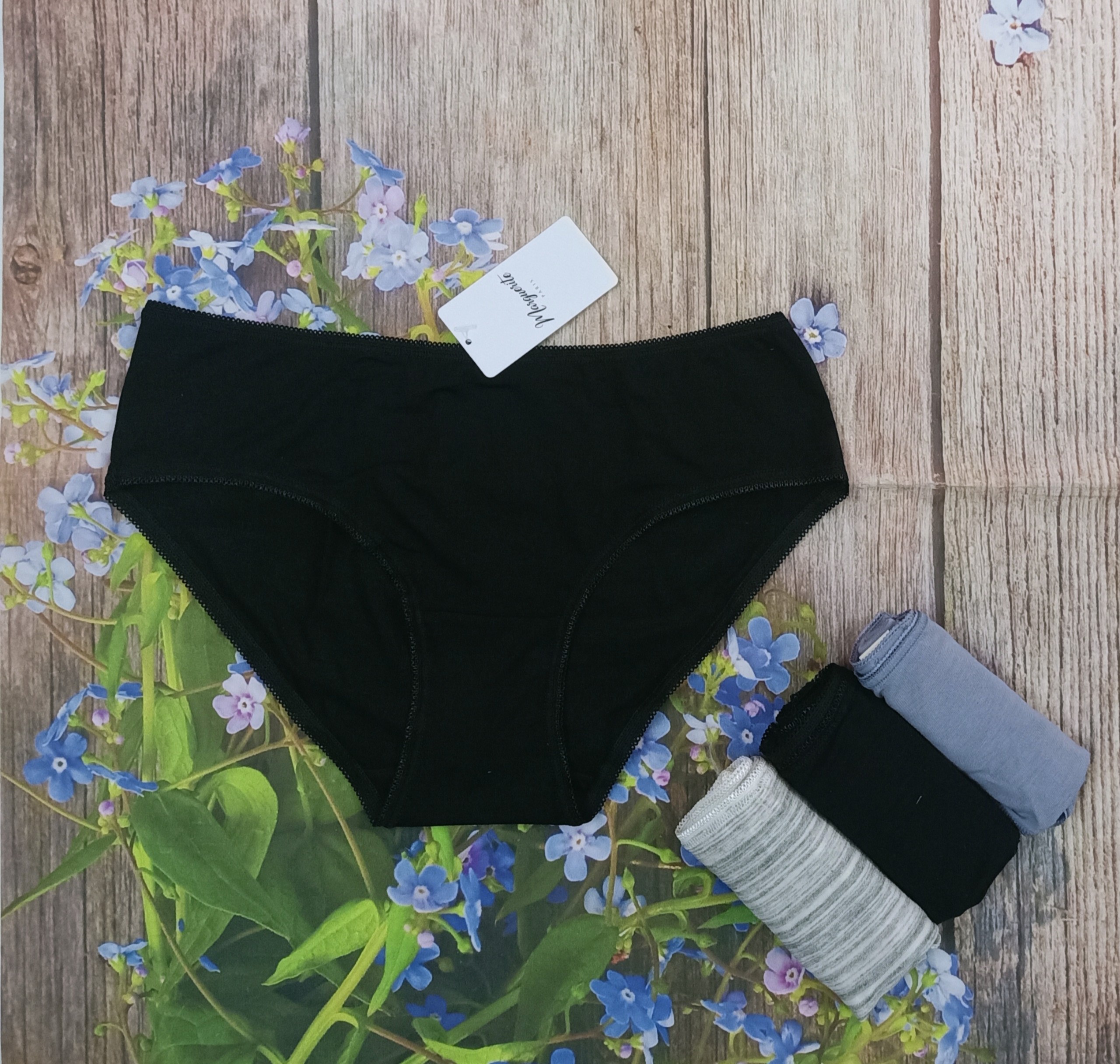 Quần lót nữ lưng vừa Marguerite 0201D chất liệu vải Modal thiên nhiên từ thân gỗ sồi, mềm mịn và thoáng mát có khả năng phòng ngừa vi khuẩn, thân thiện với làn da