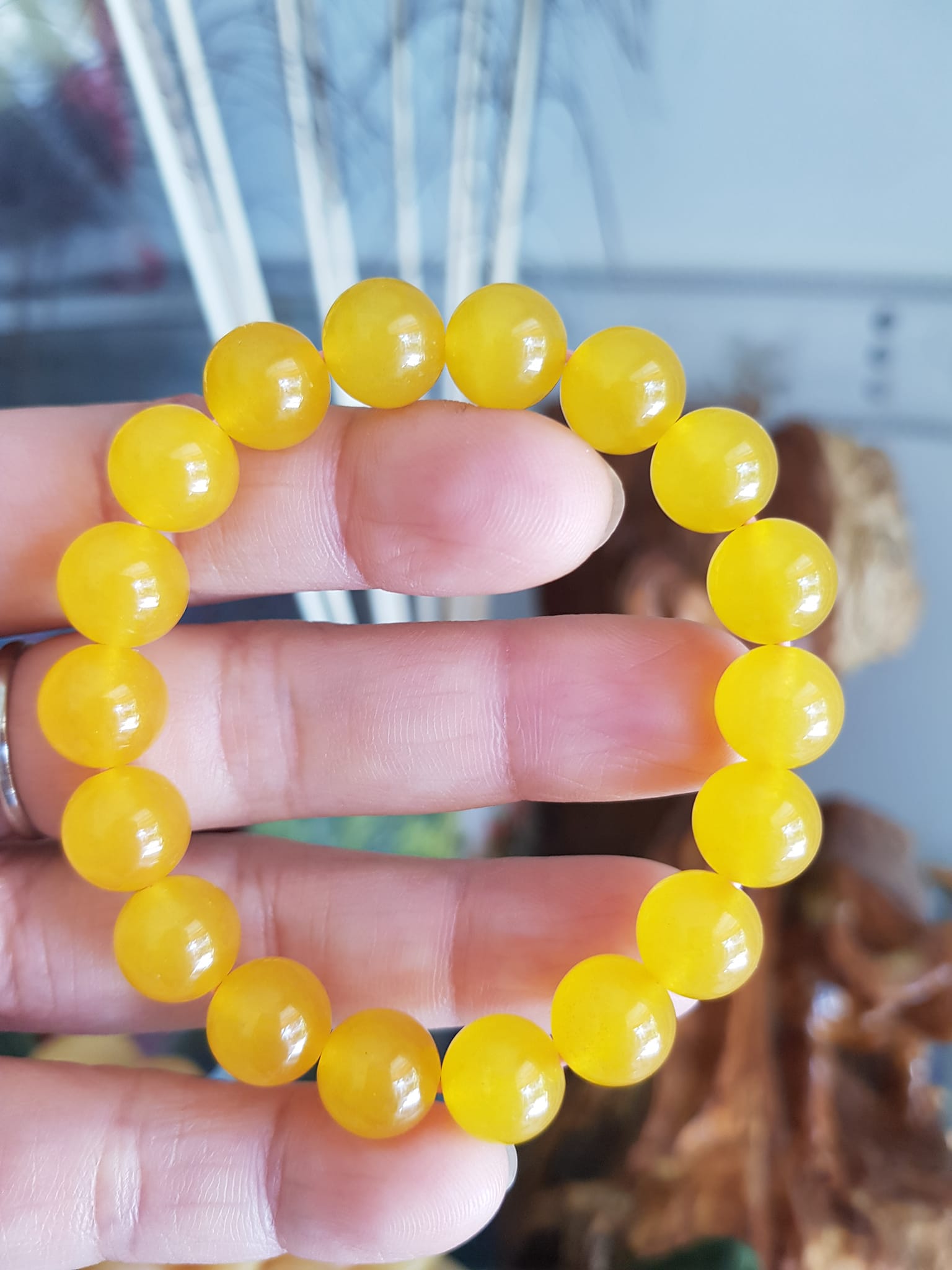 Chiếc Vòng tay đá mã não vàng anh tươi quá đẹp  Size hạt 10mm Nữ mệnh kim thổ thủy đeo  Vòng vàng anh này người lớn trẻ em nhỏ đeo được hết ạ rất là xinh xắn luôn