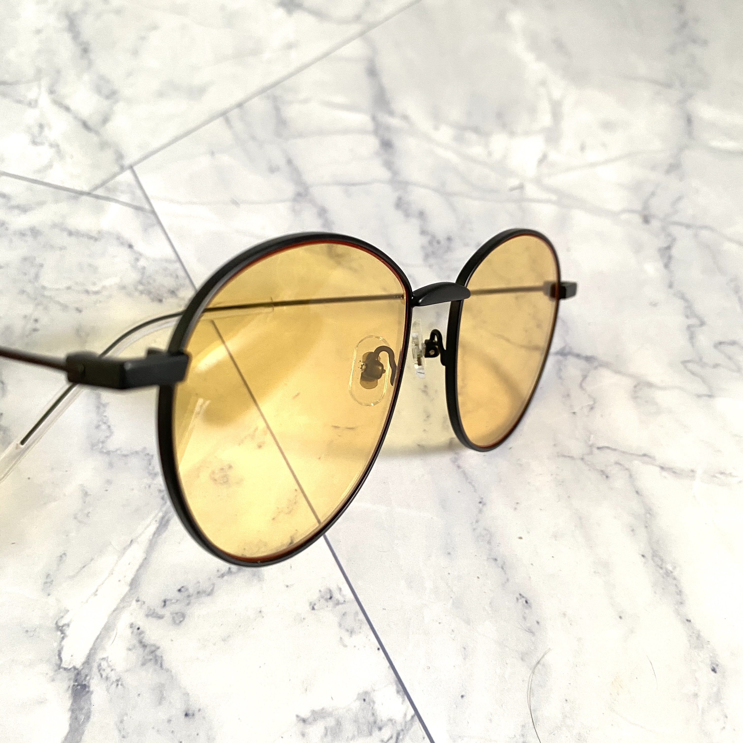 Kính mát màu vàng thời trang sành điệu