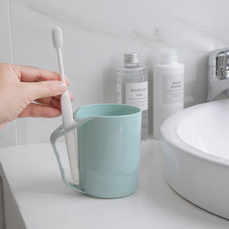 Ly nhựa để bàn chai đánh răng 10x8.5cm - Giao màu ngẫu nhiên