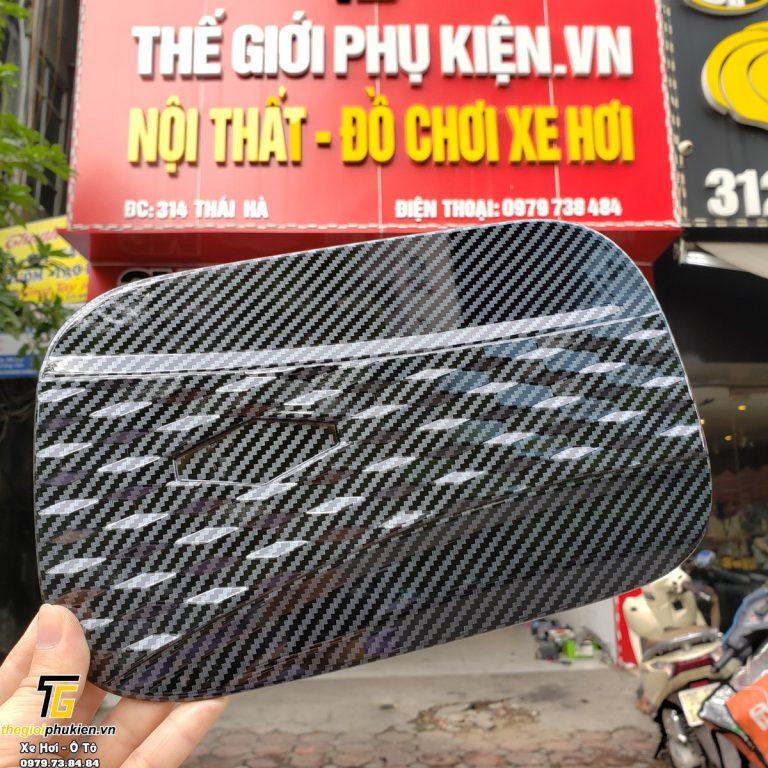 Ốp nắp bình xăng Kia Carnival 2022 vân Carbon