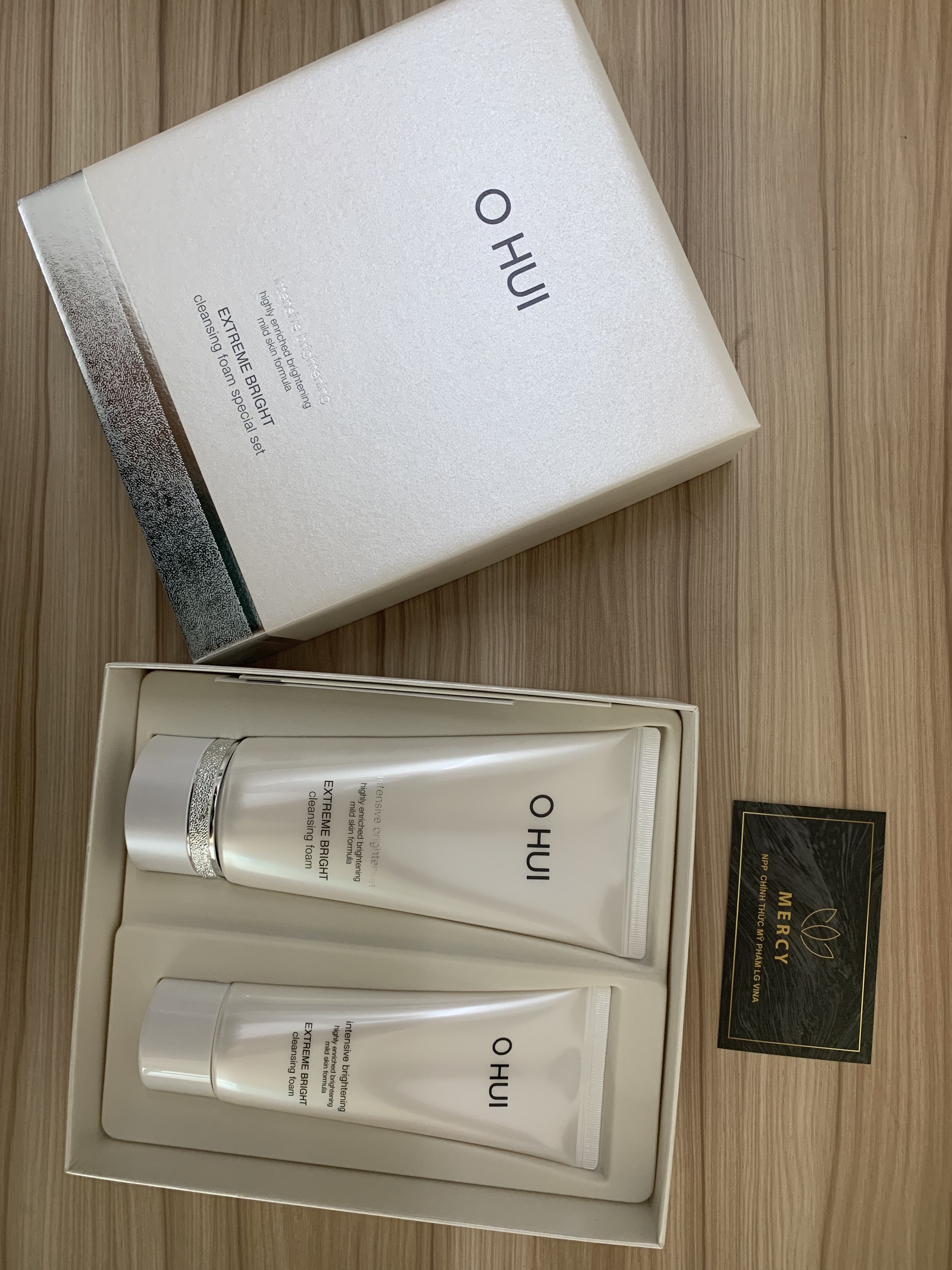 Bộ Sữa rửa mặt dưỡng trắng Ohui Extreme White Cleansing Foam Set 260ml