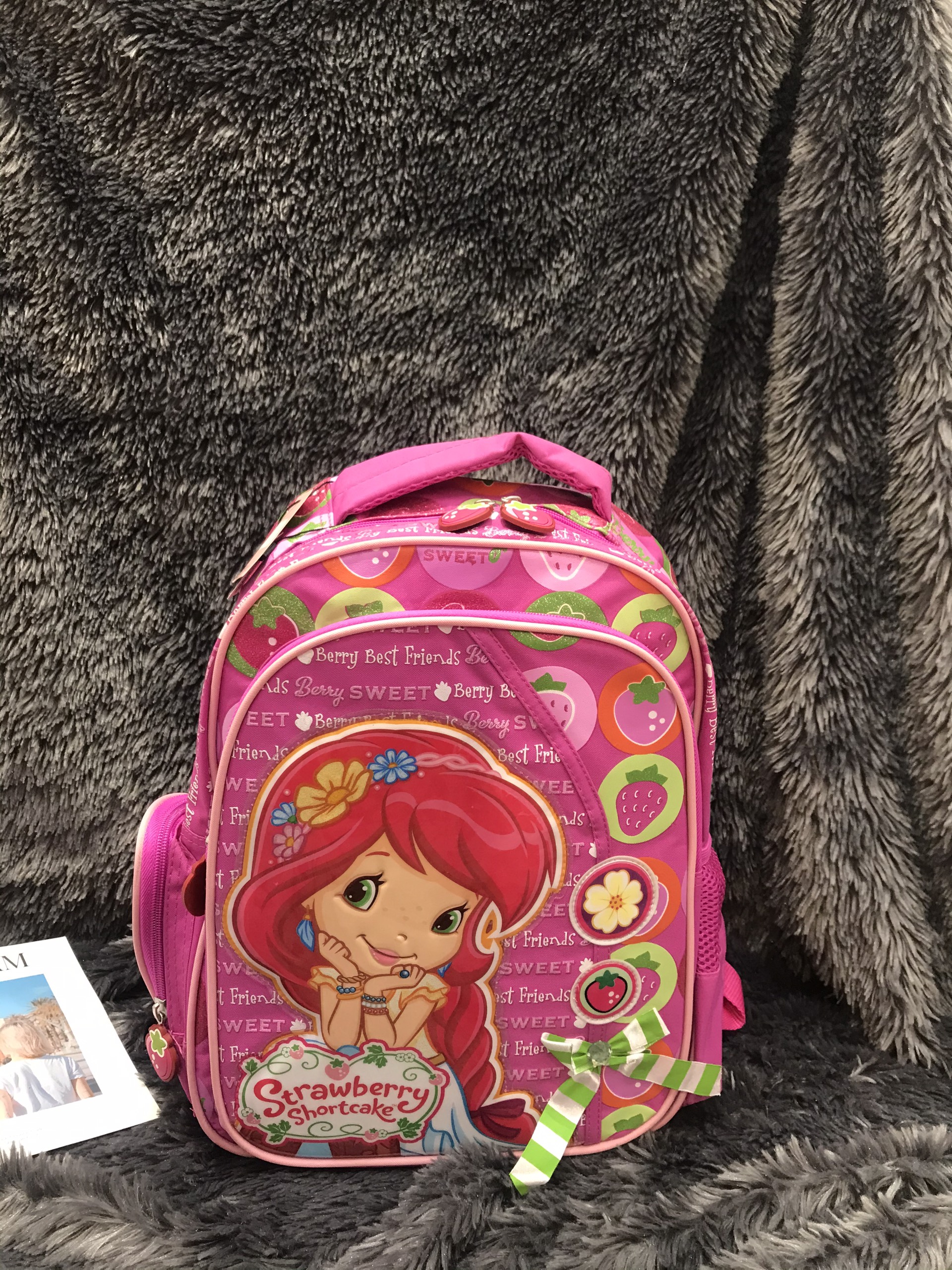 Balo trẻ em 15'' cao cấp hình Strawberry Shortcake chống cằm đính nơ xanh lá - BLSSC15 -