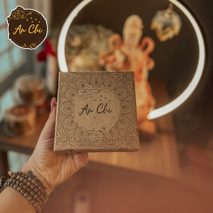 Nụ Trầm hương Organic An Chi được làm từ cây dó bầu lâu năm với hàm lượng trầm cao, cho mùi thơm nồng ấm và sạch, an toàn cho người dùng