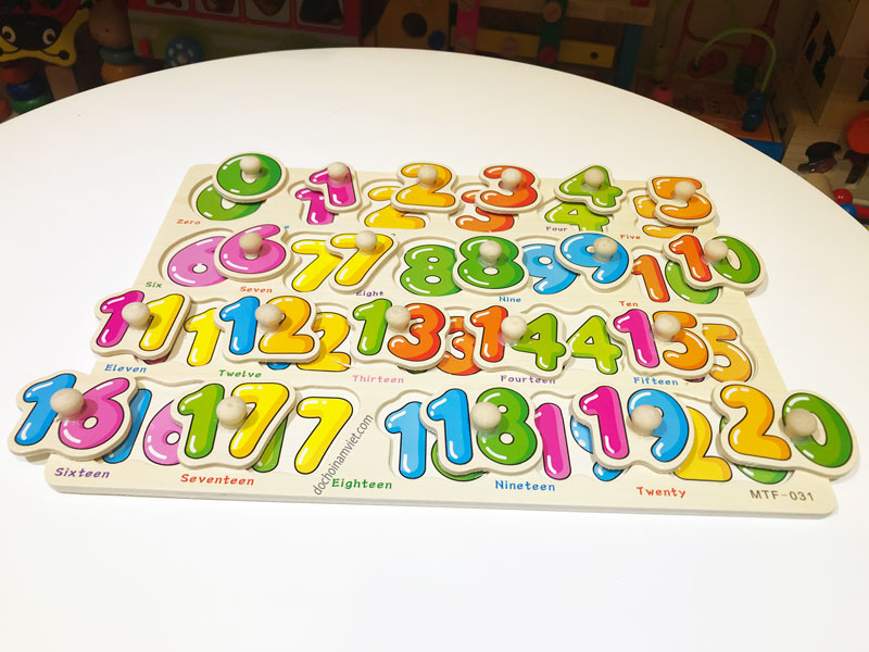 Bảng lắp ghép 20 chữ số có Tiếng Anh chốt gỗ cho bé nhận dạng