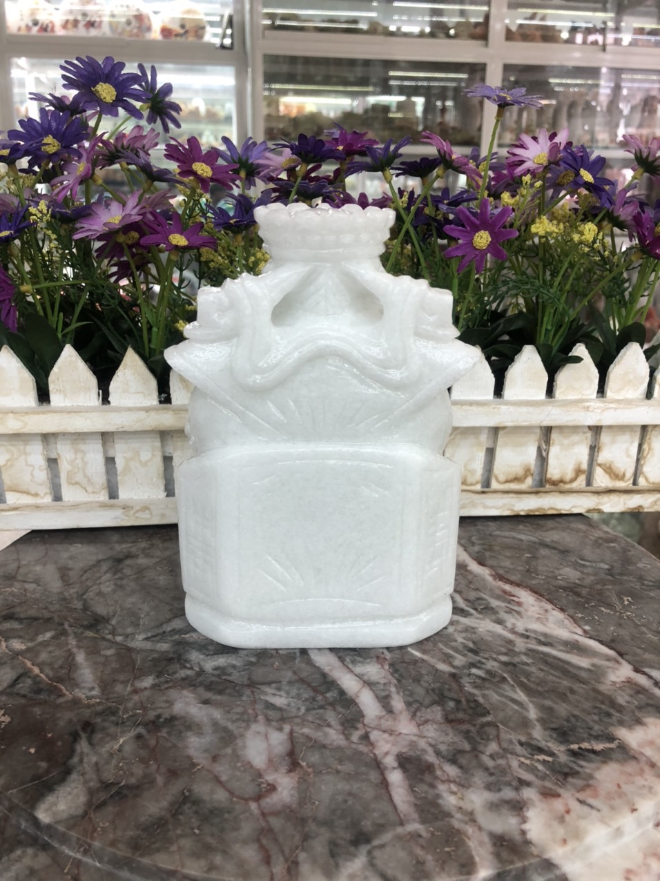 Tượng ông Kim Tiền cầm thỏi vàng kim nguyên bảo phong thủy mang lại may mắn tài lộc đá cẩm thạch trắng đặt bàn thờ thần tài - Cao 15 cm