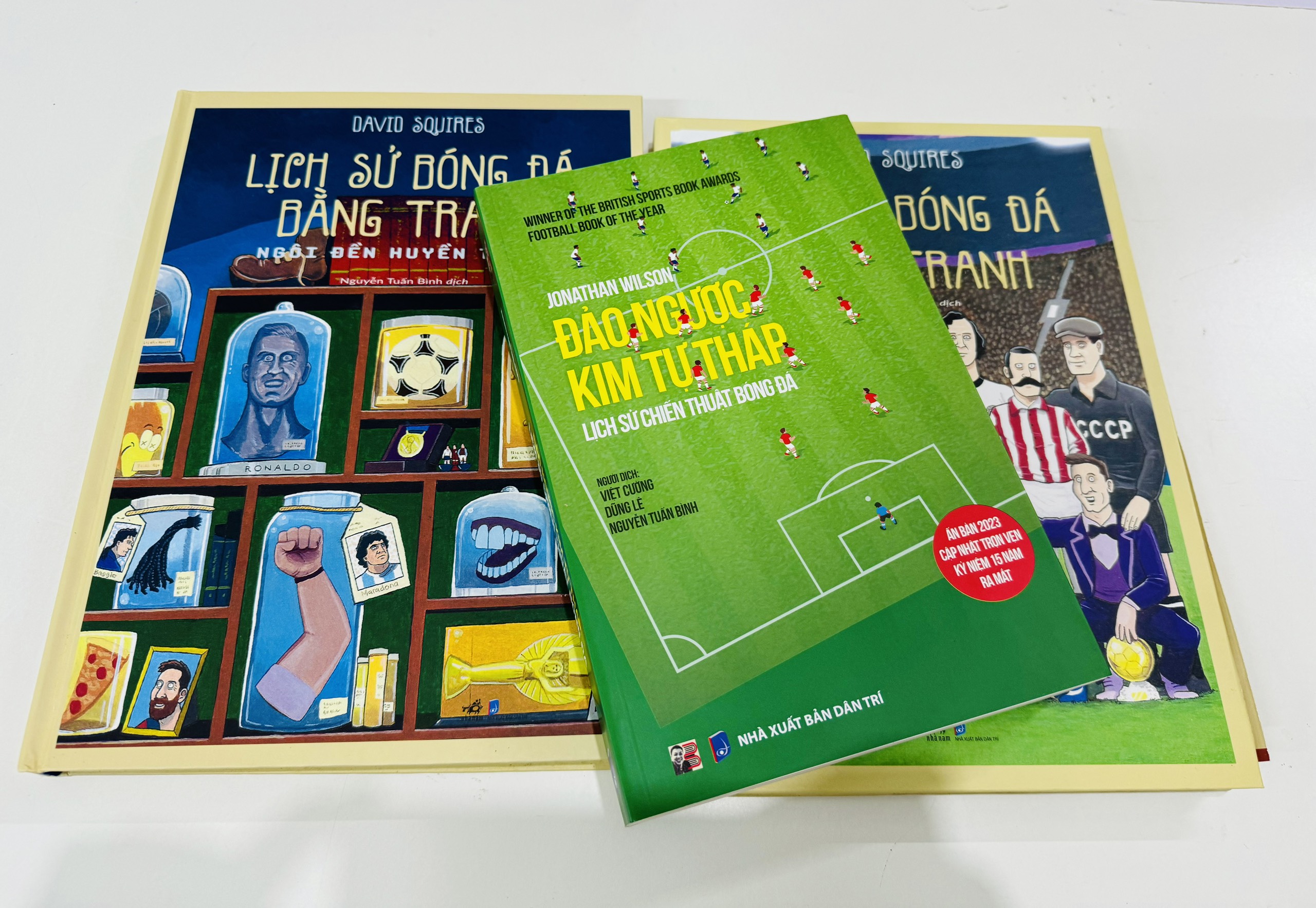 (Football Book Of The Year) combo 3 cuốn - ĐẢO NGƯỢC KIM TỰ THÁP và 2 tập sách tranh biếm họa LỊCH SỬ BÓNG ĐÁ bằng tranh