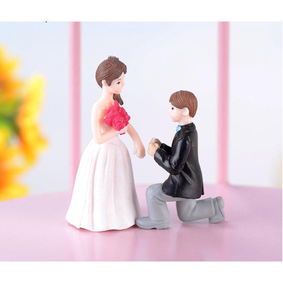 Mô hình đôi nam nữ trong lễ cầu hôn cho các bạn DIY làm trang trí tiểu cảnh, bánh cưới, tiệc đính hôn