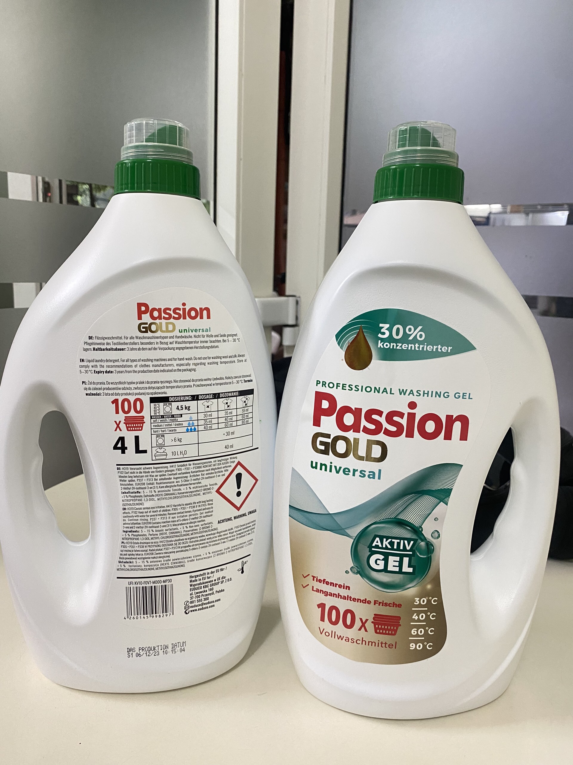 Nước giặt Passion Gold Universal - chai 4 LÍT