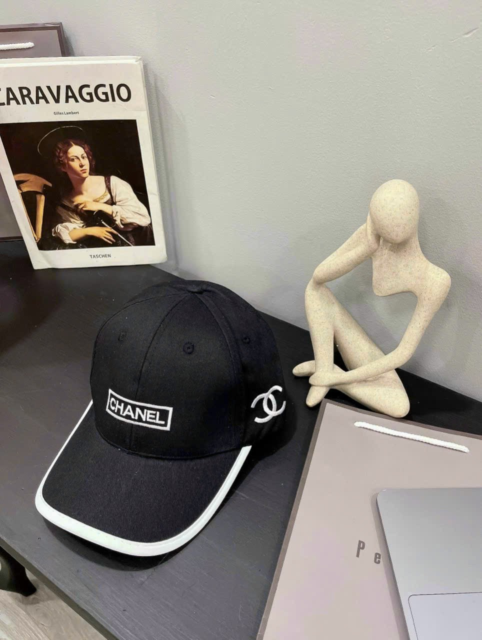 Nón kết, mũ lưỡi trai Chan.nel phối vải kaki form chuẩn thời trang