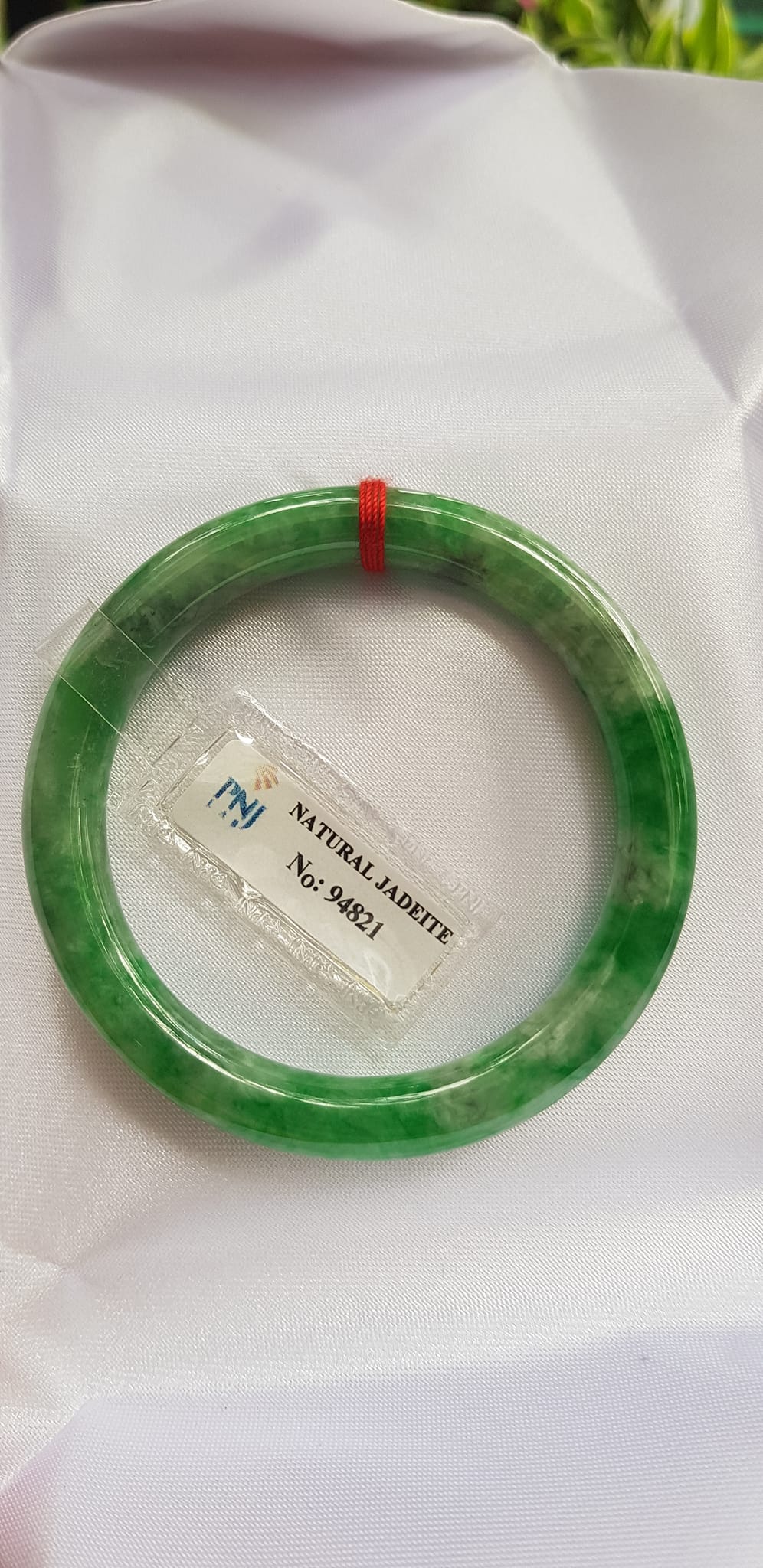 Vòng Cẩm Thạch tự nhiên Đậu Lý 48mm x cọng 7,2mm vòng kiểm định P No 94821 Màu Xanh lý tươi đậu bông trắng xíu vân phớt xám nhẹ rất xinh nữ tay nhỏ 35kg - 48kg đeo ạ
