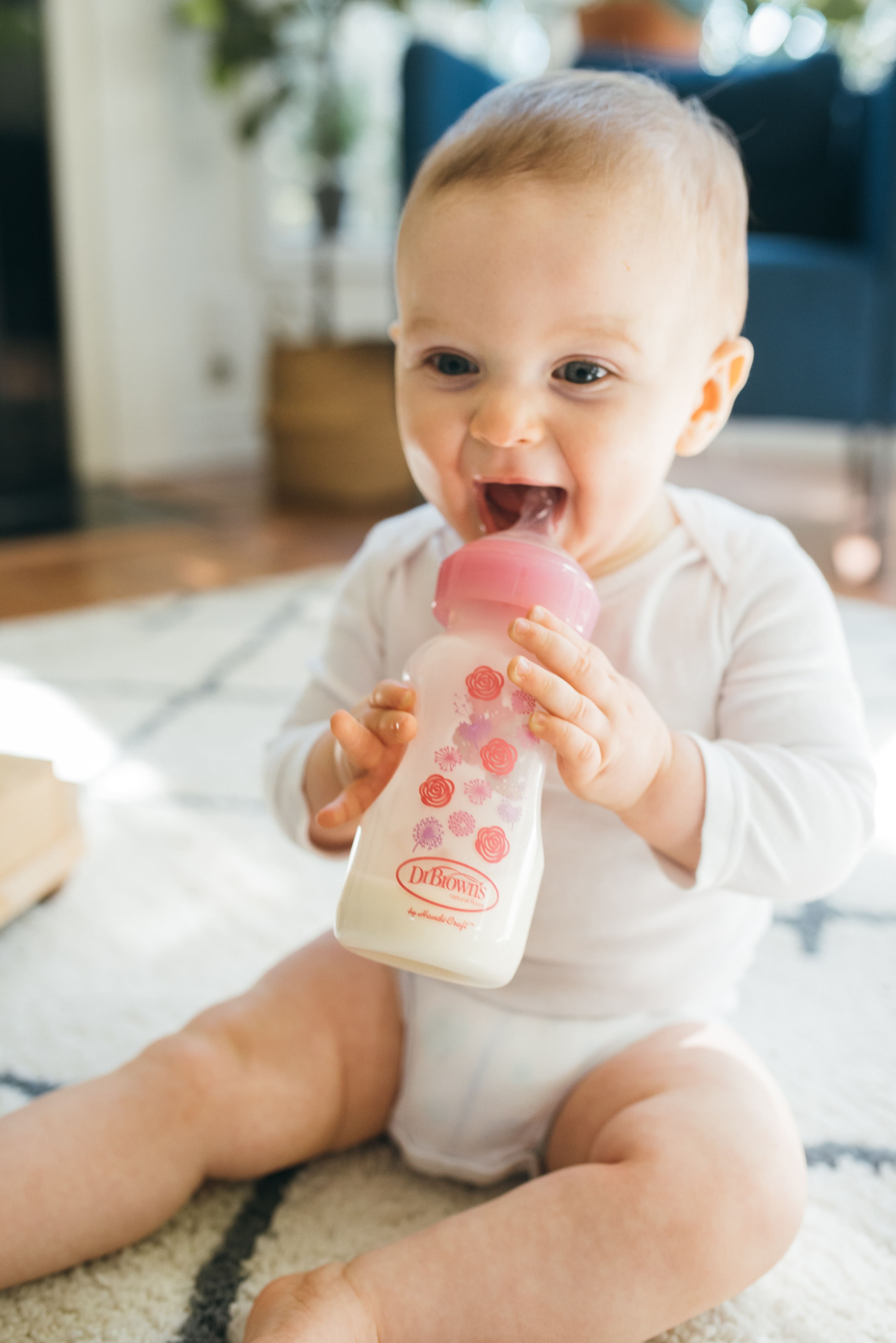 Bộ quà tặng gồm 3 bình sữa cổ rộng , 1 ty ngậm 0-6m+ và 1 cọ bình sữa