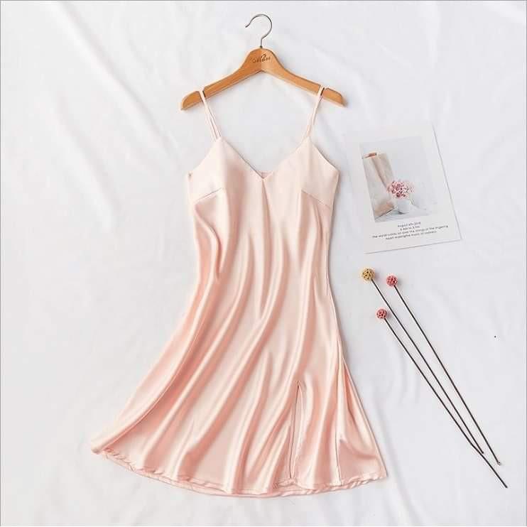 Váy ngủ lụa cao cấp xẻ tà sexy tặng kèm quần chip ren gợi cảm xinh xắn