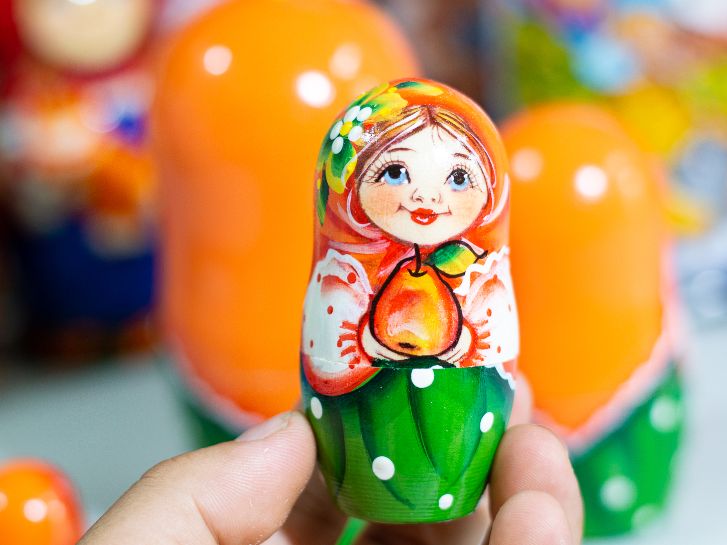 (CỰC DỄ THƯƠNG) BỘ BÚP BÊ NGA MATRYOSHKA 5 LỚP 15CM &quot;MISA ÔM TÁO&quot; QUÀ LƯU NIỆM NGA ĐỘC ĐÁO CỰC ĐẸP