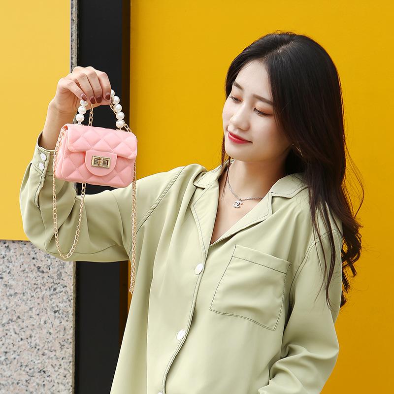 Túi xách túi đeo vai nữ mini ,có quai cầm ngọc trai phối dây xích , da bóng đẹp ,đường may chắc chắn , có thể cầm hoặc đeo cho phái nữ dạo phố