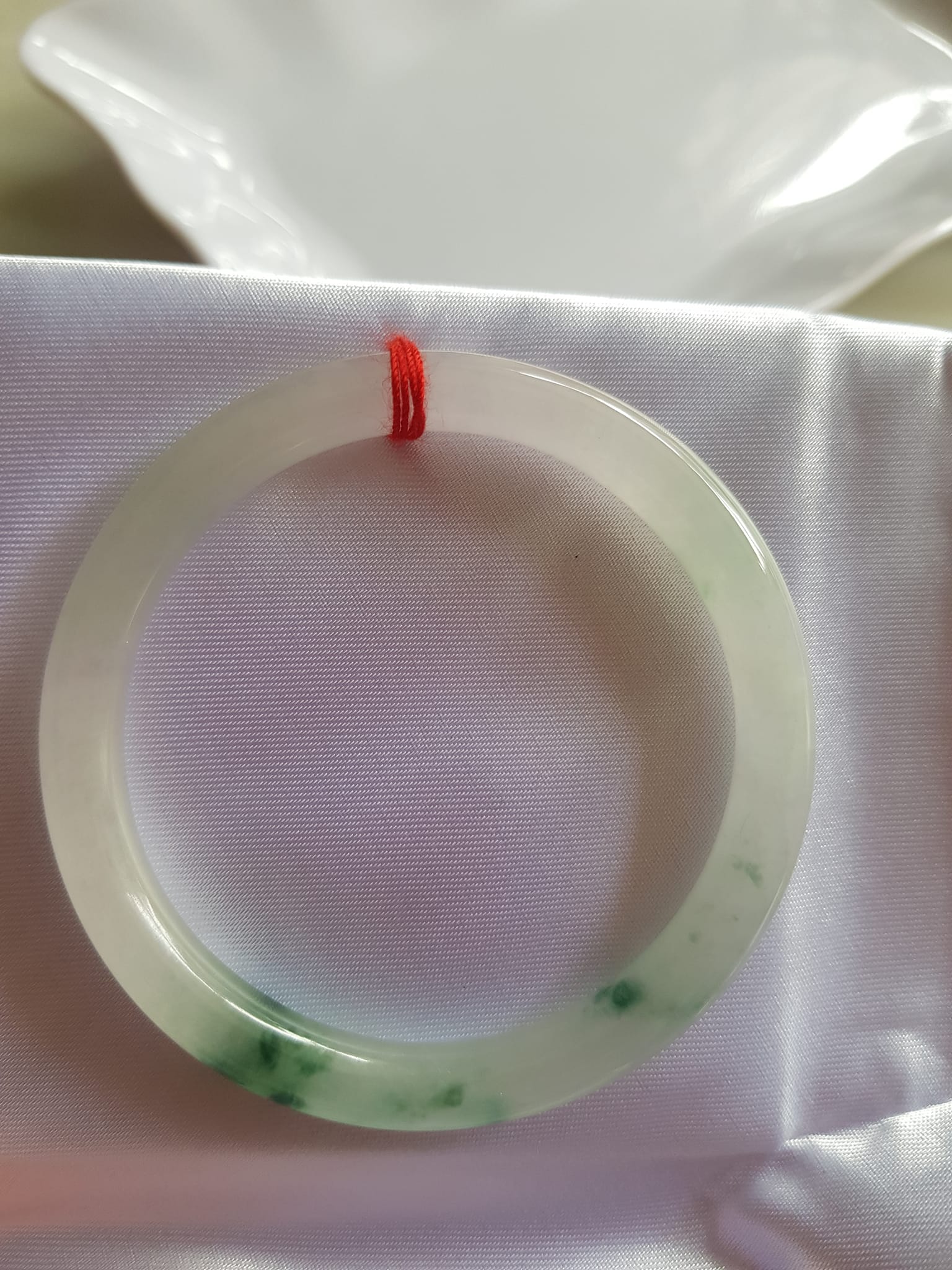 Vòng đeo tay Nữ đá cẩm thạch tự nhiên Tím Lý 50mm x cọng nhỏ 6,2 mm màu trắng bóng 1 bên xanh lý đậm ánh tím nhẹ thiệt đẹp Màu trắng bóng 1 bên xanh lý đậm ánh tím nhẹ thiệt đẹp Nữ cân Nặng 50kg-55kg đeo đẹp ạ