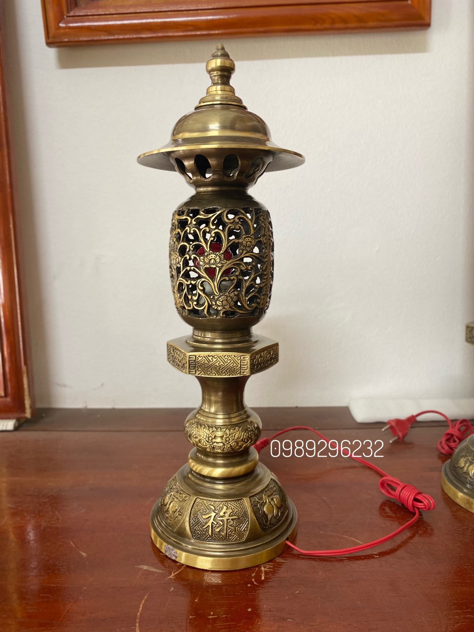 Đôi Đèn Thờ lục giác bằng đồng vàng cao 48cm - Đèn đồng màu hun