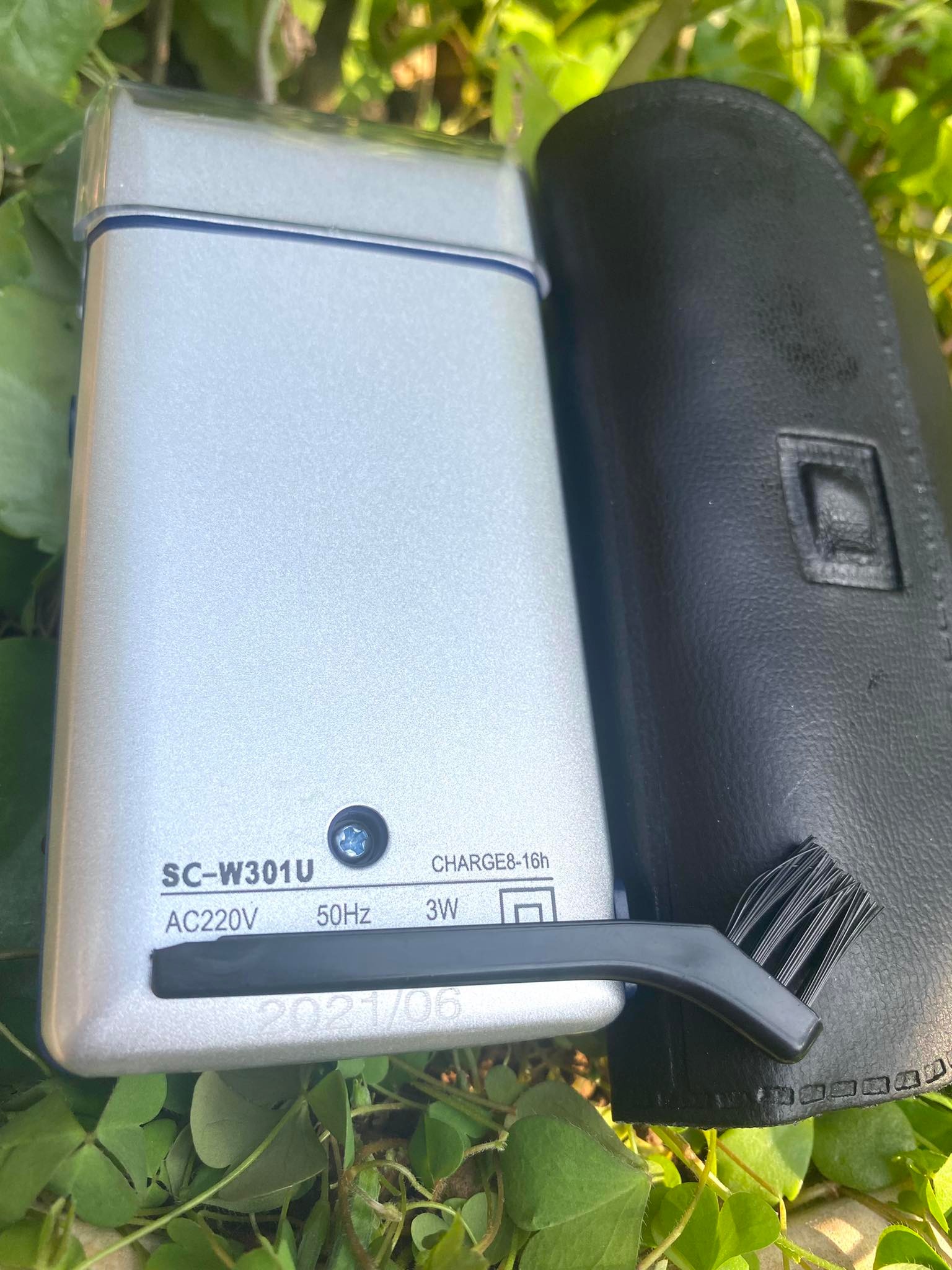 Máy cạo râu SC -W301U có kèm thêm 1 bộ lưỡi và lưới