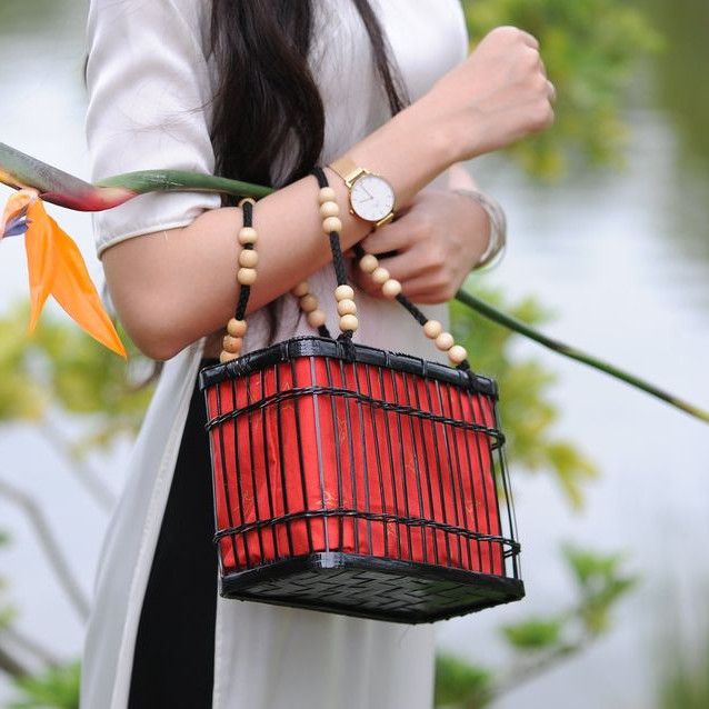 Túi xách tre thời trang hình vuông quai hột gỗ