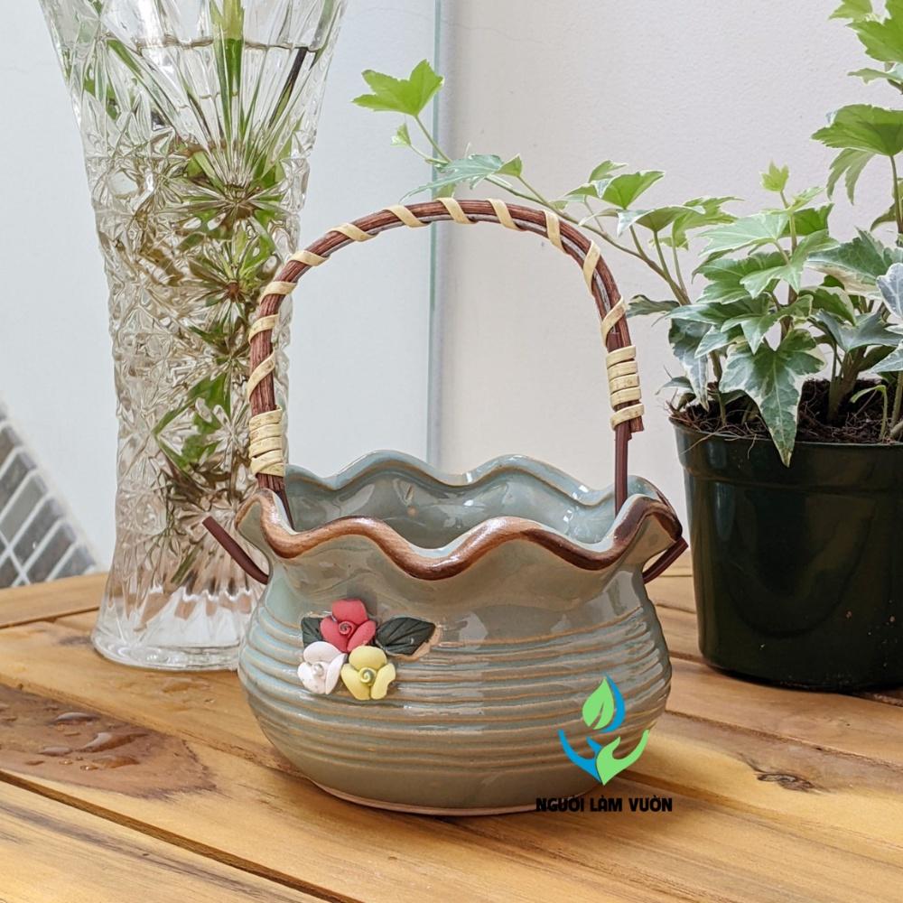 Chậu gốm sứ trồng cây kiểu giỏ hoa tròn miệng xoắn đắp hoa nổi thủ công