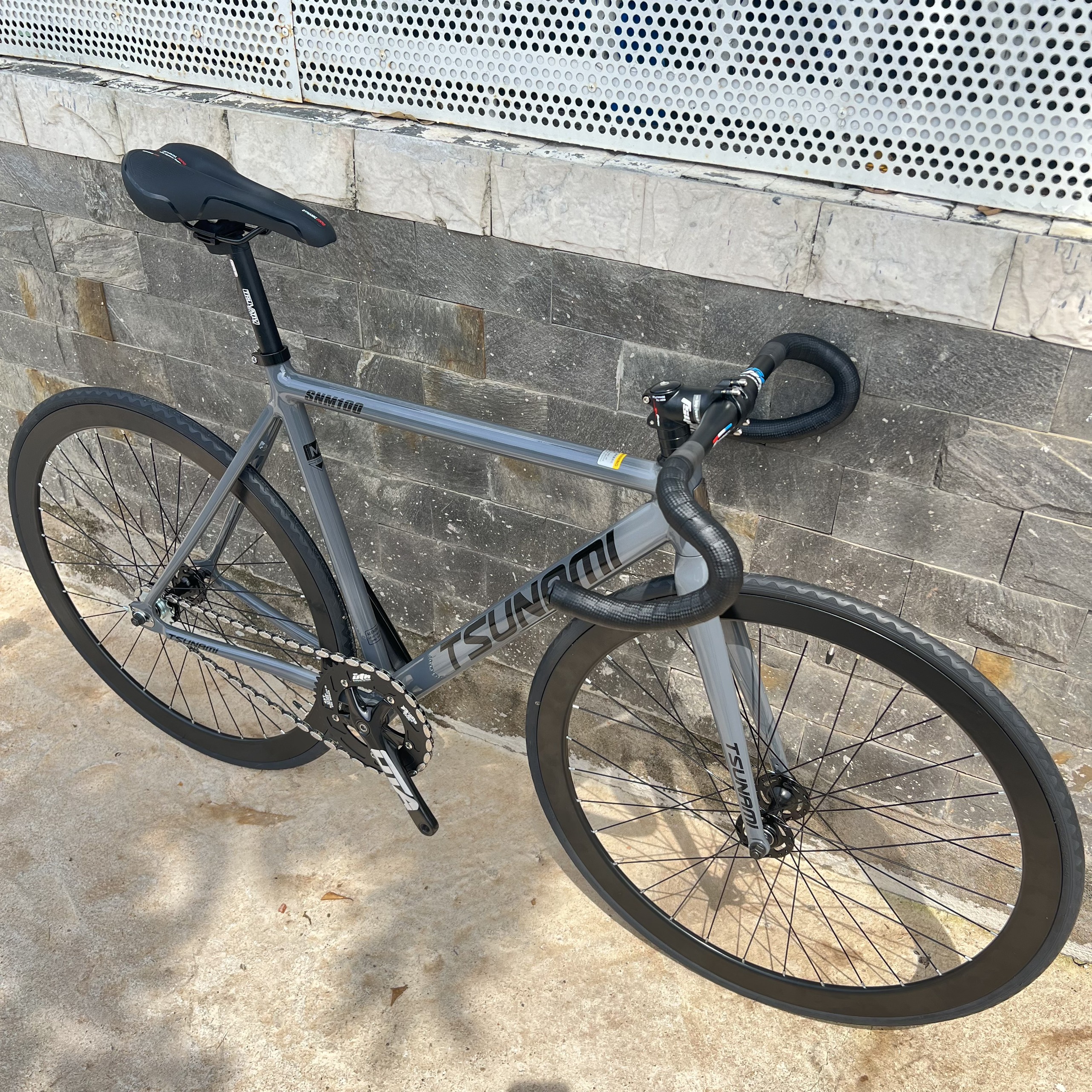 Xe đạp fixed gear TSUNAMI SNM100 nâng cao - Xám xi măng