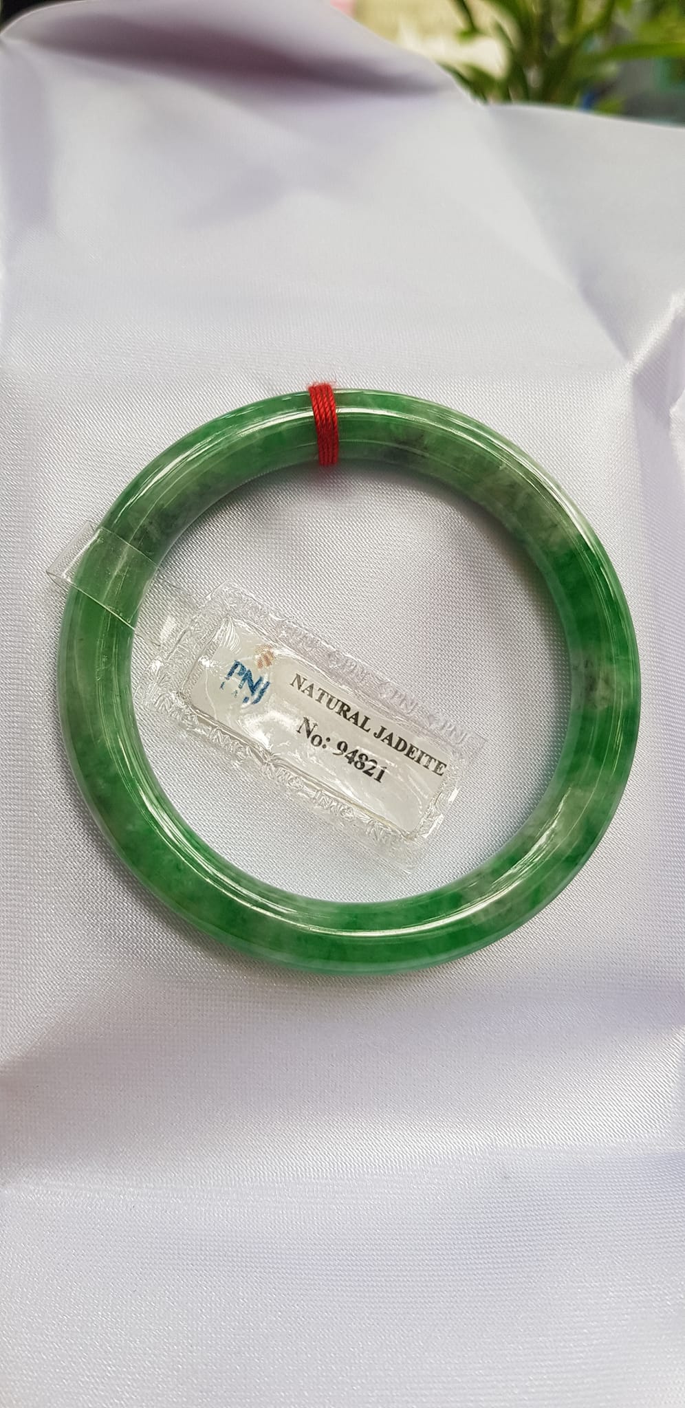 Vòng Cẩm Thạch tự nhiên Đậu Lý 48mm x cọng 7,2mm vòng kiểm định P No 94821 Màu Xanh lý tươi đậu bông trắng xíu vân phớt xám nhẹ rất xinh nữ tay nhỏ 35kg - 48kg đeo ạ