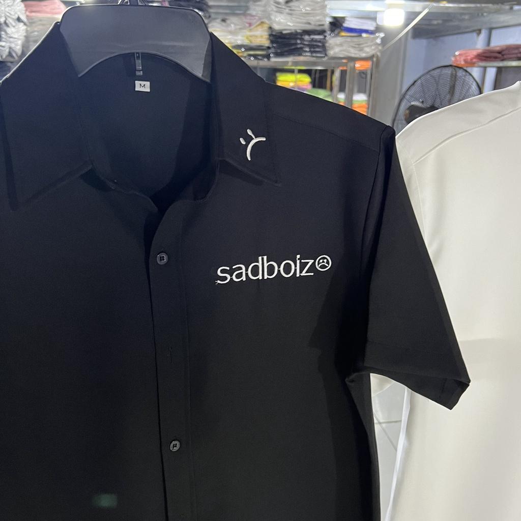 Áo sơ mi tay ngắn nam nữ unisex màu đen thêu chữ SADBOIZ