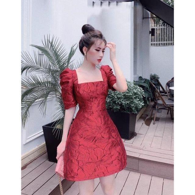 ĐẦM GẤM ĐỎ CAO CẤP CỔ VUÔNG, TAY BỒNG SANG CHẢNH