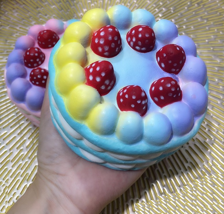 Squishy Bánh Kem 6 Dâu Nhiều Màu Thơm Mềm