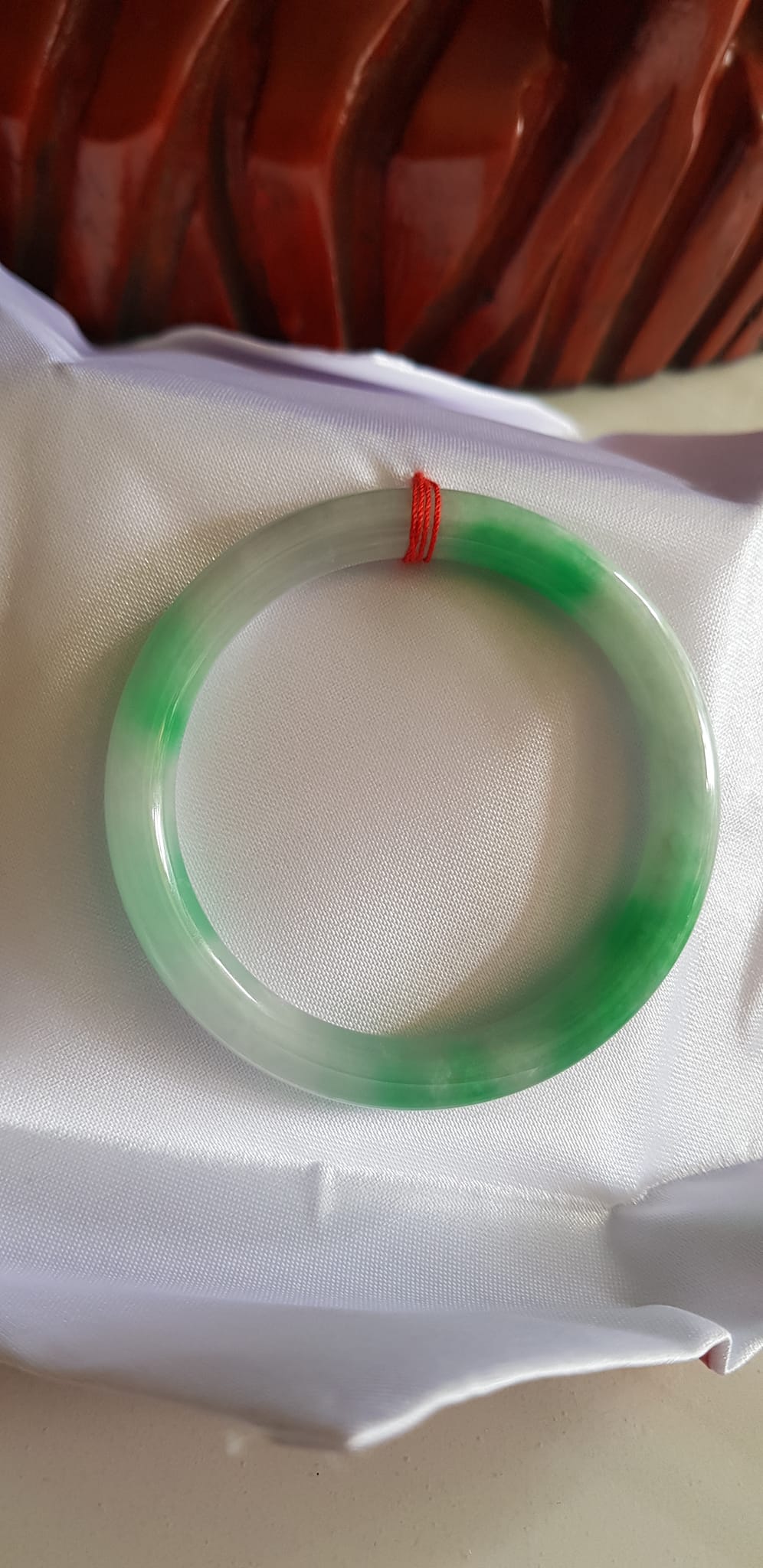 Vòng Cẩm Thạch tự nhiên mới TR LÝ  IC 49mm x cọng 7mm Vòng màu trắng xanh lý tươi đẹp nữ tay nhỏ 40kg - 49kg đeo rẻ đẹp ạ