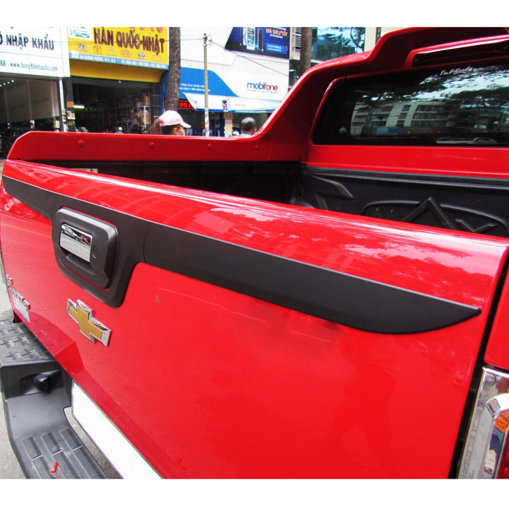 Ốp trang trí tay mở cốp sau cho xe Chevrolet Colorado ABS đen cao cấp